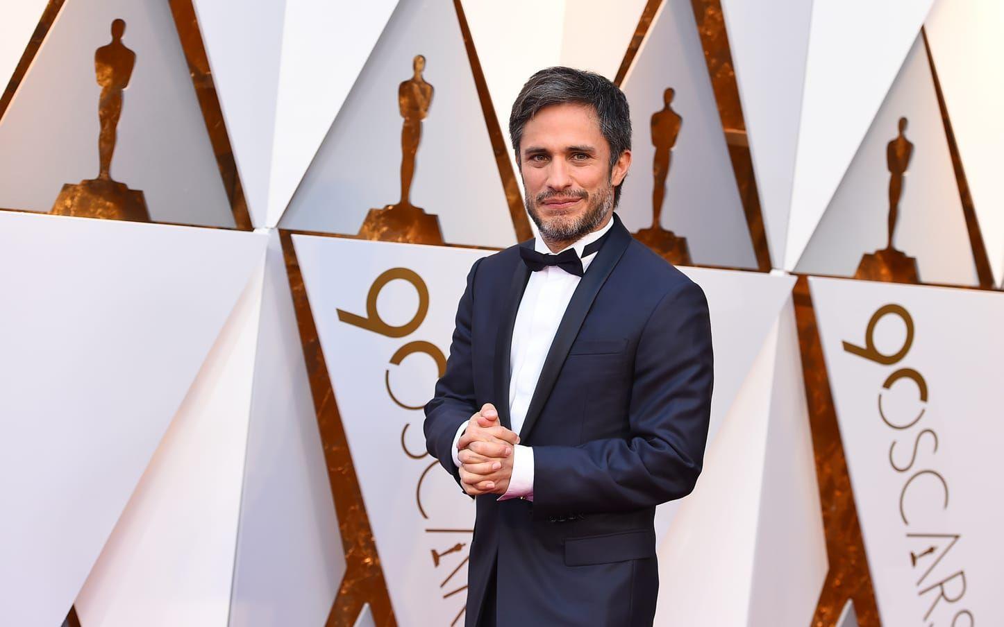 Gael Garcia Bernal anländer till Oscarsgalan. 