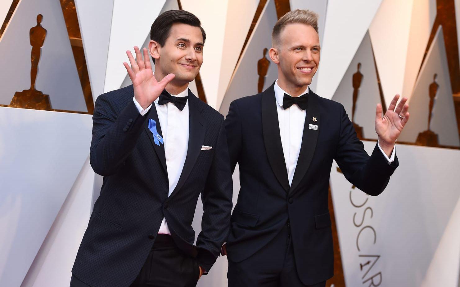 Benj Pasek och Justin Paul anländer till Oscarsgalan. 