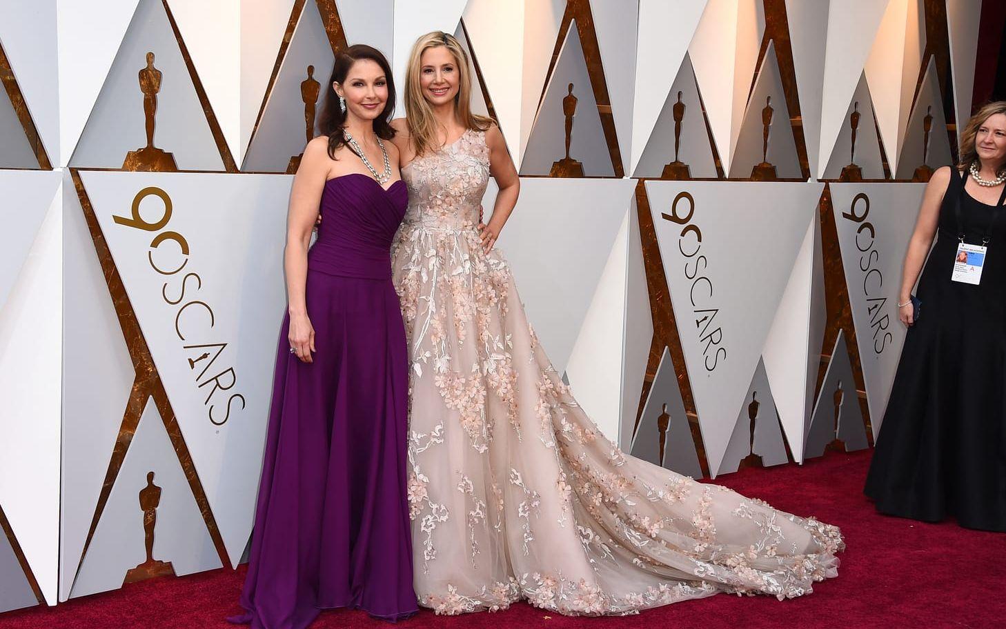 Ashley Judd och Mira Sorvino anländer till Oscarsgalan. 