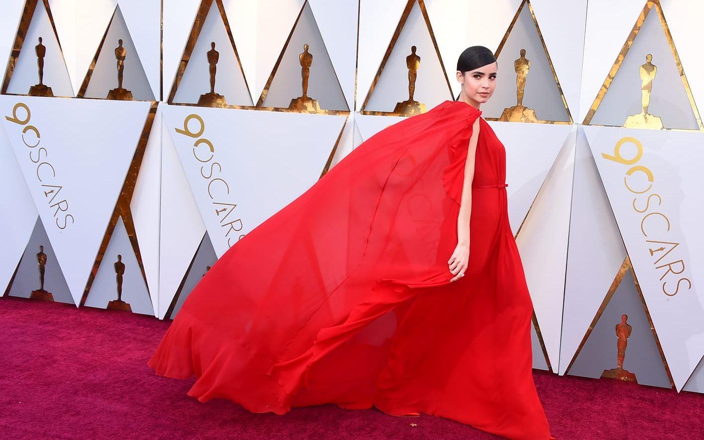 Sofia Carson anländer till Oscarsgalan. 