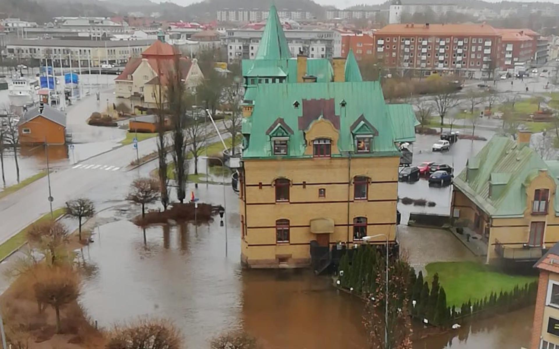 Vattnet hade tagit sig långt upp och svämmade över stora delar av centrala Uddevalla på måndagsförmiddagen.