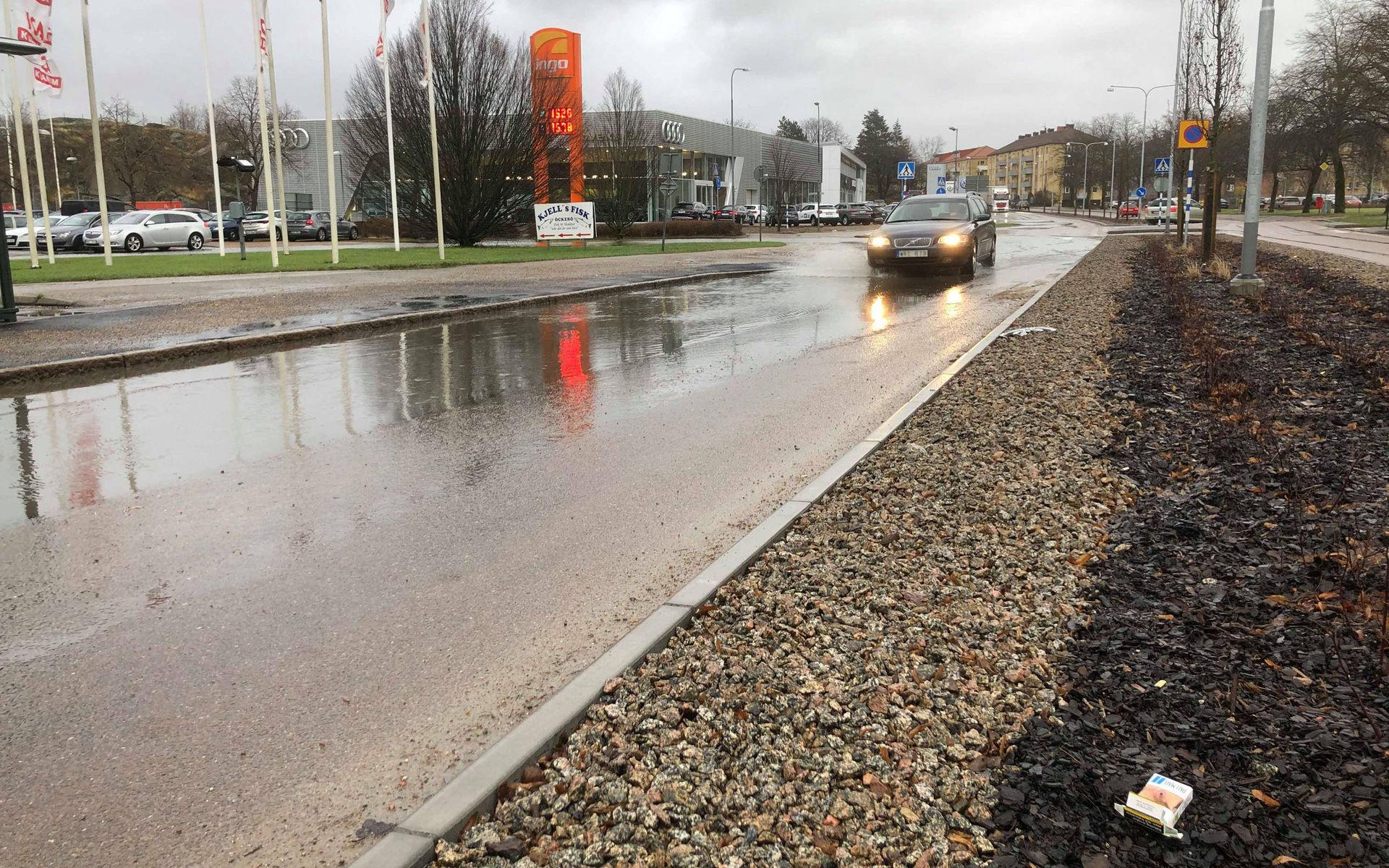 Vattnet hade tagit sig ut på Göteborgsvägen.
