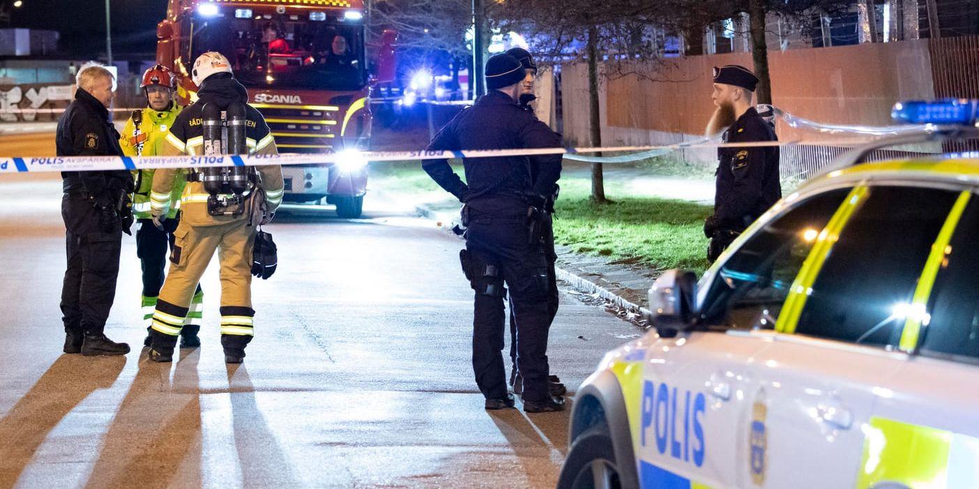 Räddningstjänst och polis på plats efter en detonation vid en livsmedelsbutik i Malmö.