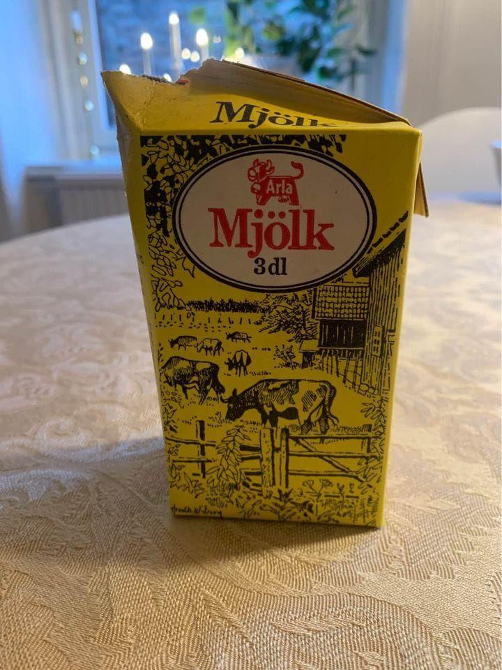 ”Denna gula skönhet från Arla är från 1977 – designad av småländska bildkonstnären Harald Wiberg”, skriver hon på Marketplace.