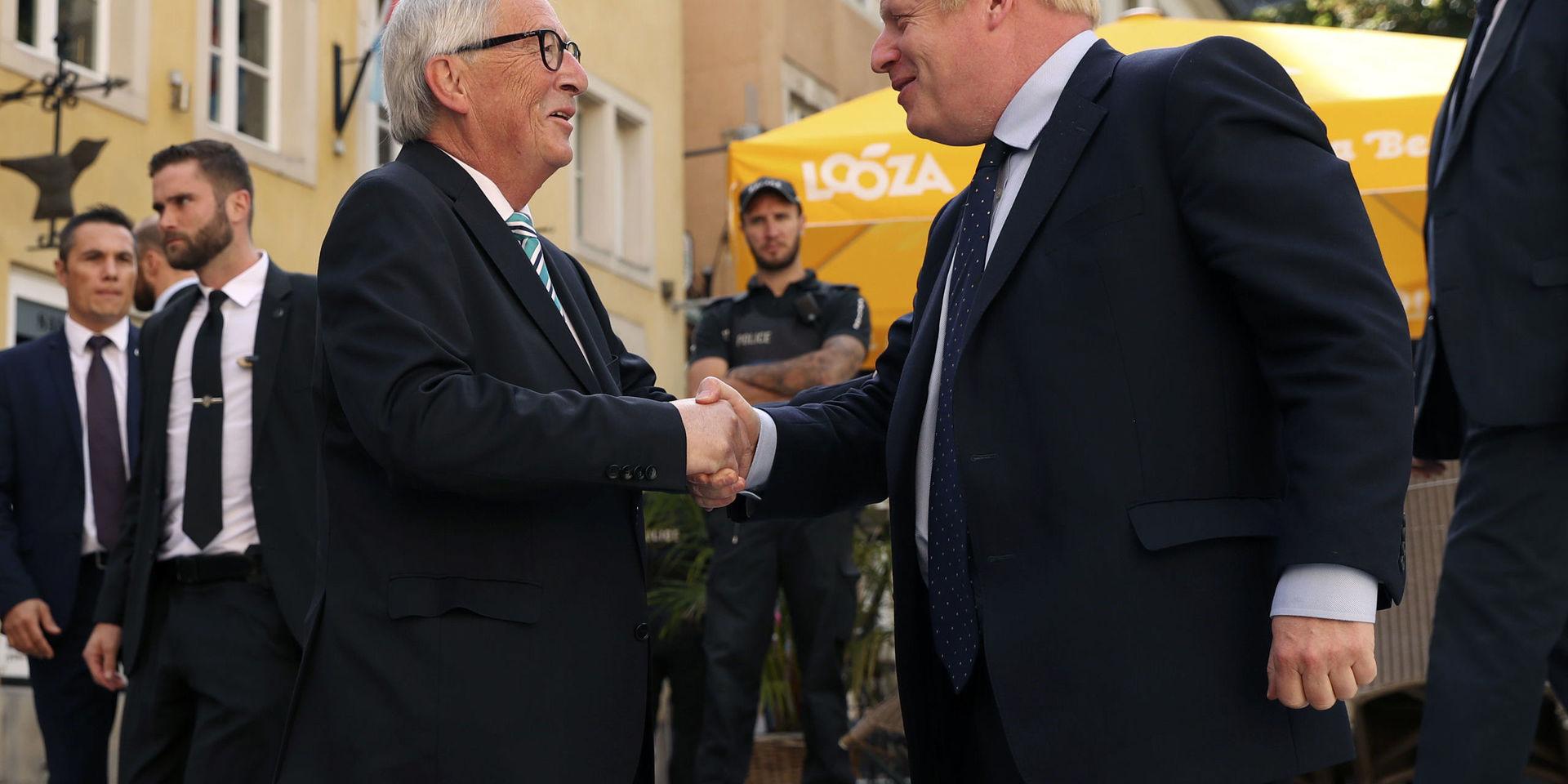 EU-kommissionens ordförande Jean-Claude Juncker skakar hand med Storbritanniens premiärminister Boris Johnson i Luxemburg. 