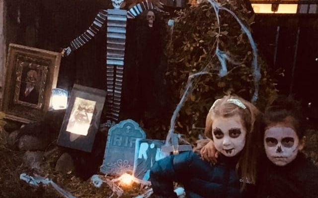 Bästisarna Emilia Mayborn och Inez Sjögren, båda 7 år och från Vänersborg, står framför rabatten som kvällen till ära har förvandlats till en läskig ”kyrkogård”. Bilden är inskickad av Anna Mayborn.
