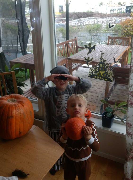 "Viggo och Vidar i Trollhättan kör sin egna stil på halloween, samtidigt som dom pryder sina pumpor", säger mamma Emelie.