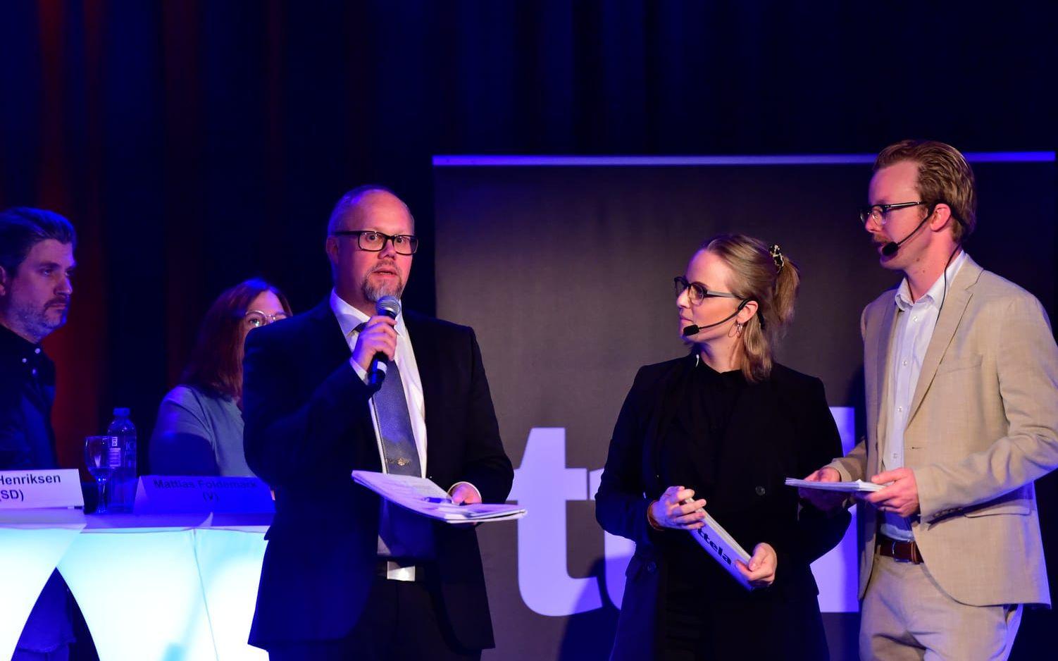 TTELA:s ledarskribent Karl af Geijerstam på scen tillsammans med TTELA:s reportrar Annie Granzell och Daniel Gustafsson.