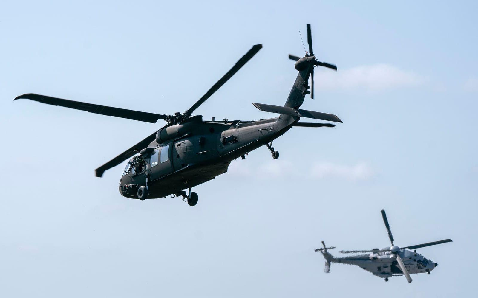 Flygvapnets HKP14 (Helikopter 14) flankerar en HKP16 (Helikopter 16) under en stridsuppvisning vid en flygdag på F17 i Kallinge. Arkivbild.