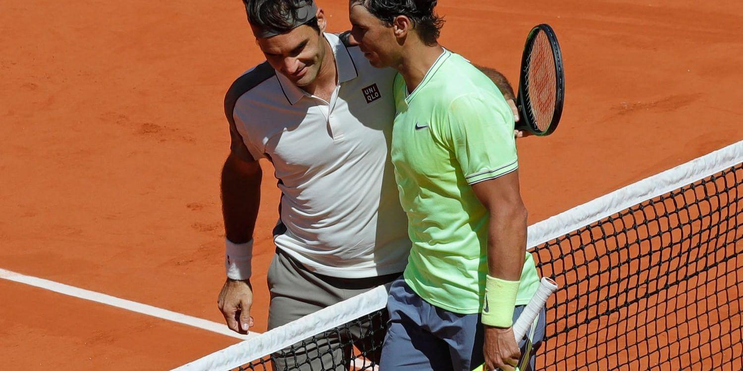 Roger Federer gratulerar Rafael Nadal till segern.