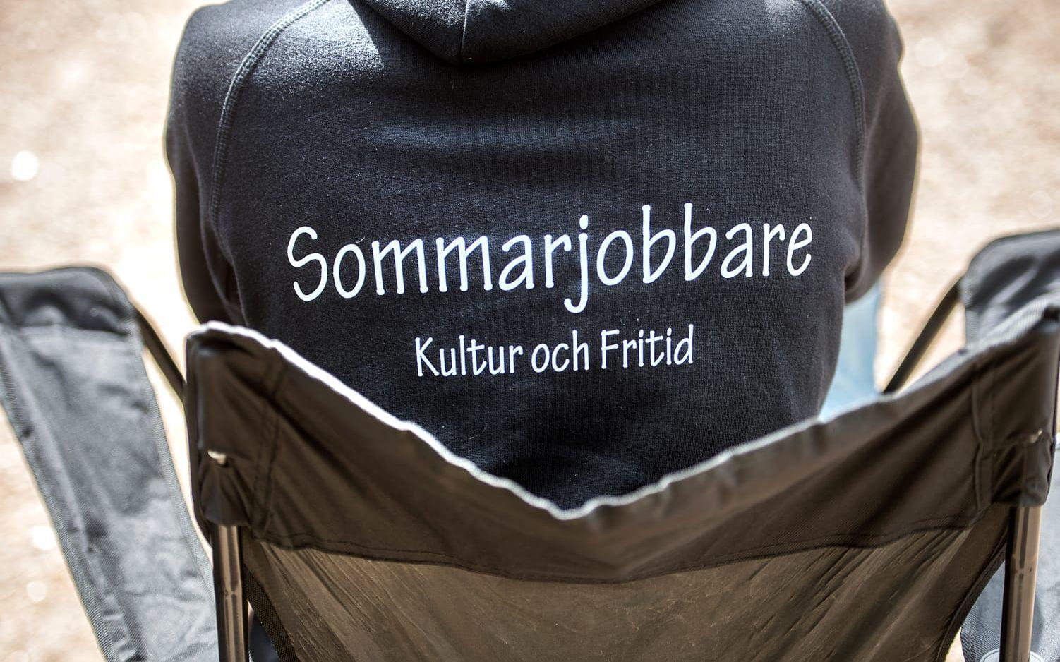 Sommarjobbarna i Vänersborgs kommuns regi har fått ha sådana här tröjor.