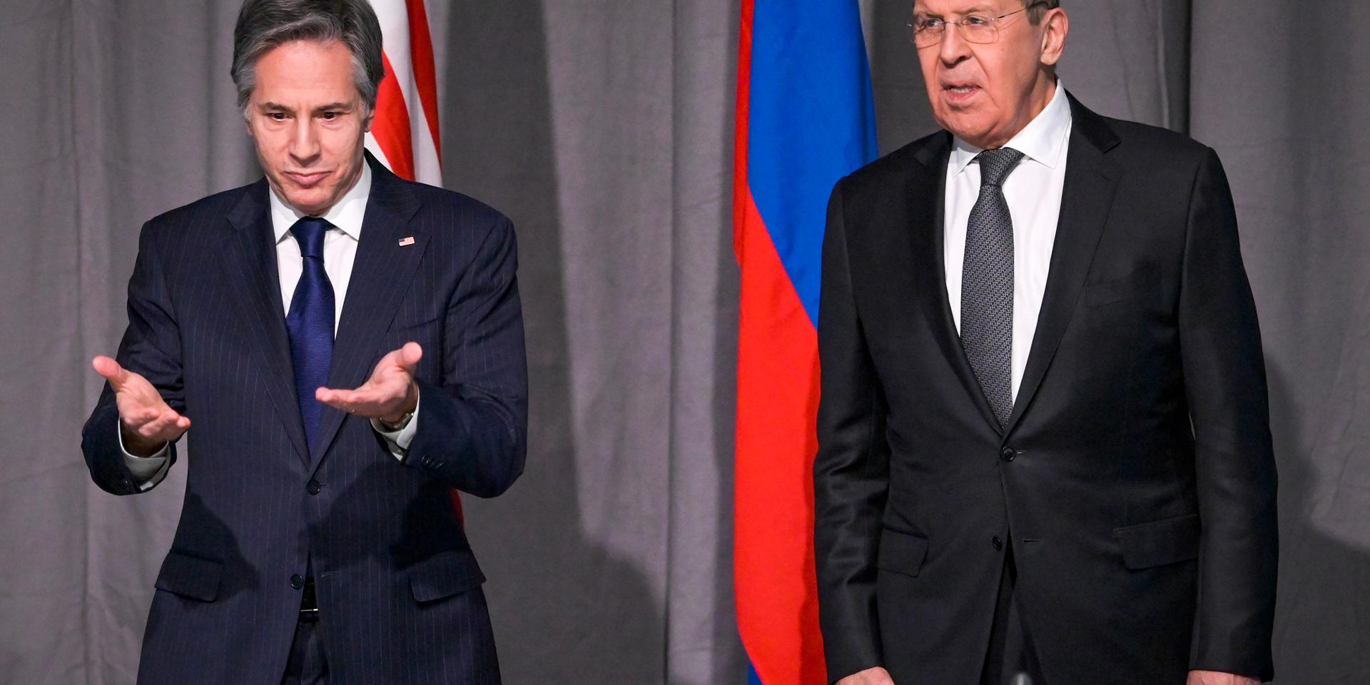 USA:s utrikesminister Antony Blinken och Rysslands utrikesminister Sergej Lavrov vid dagens möte under OSSE-konferensen utanför Stockholm.
