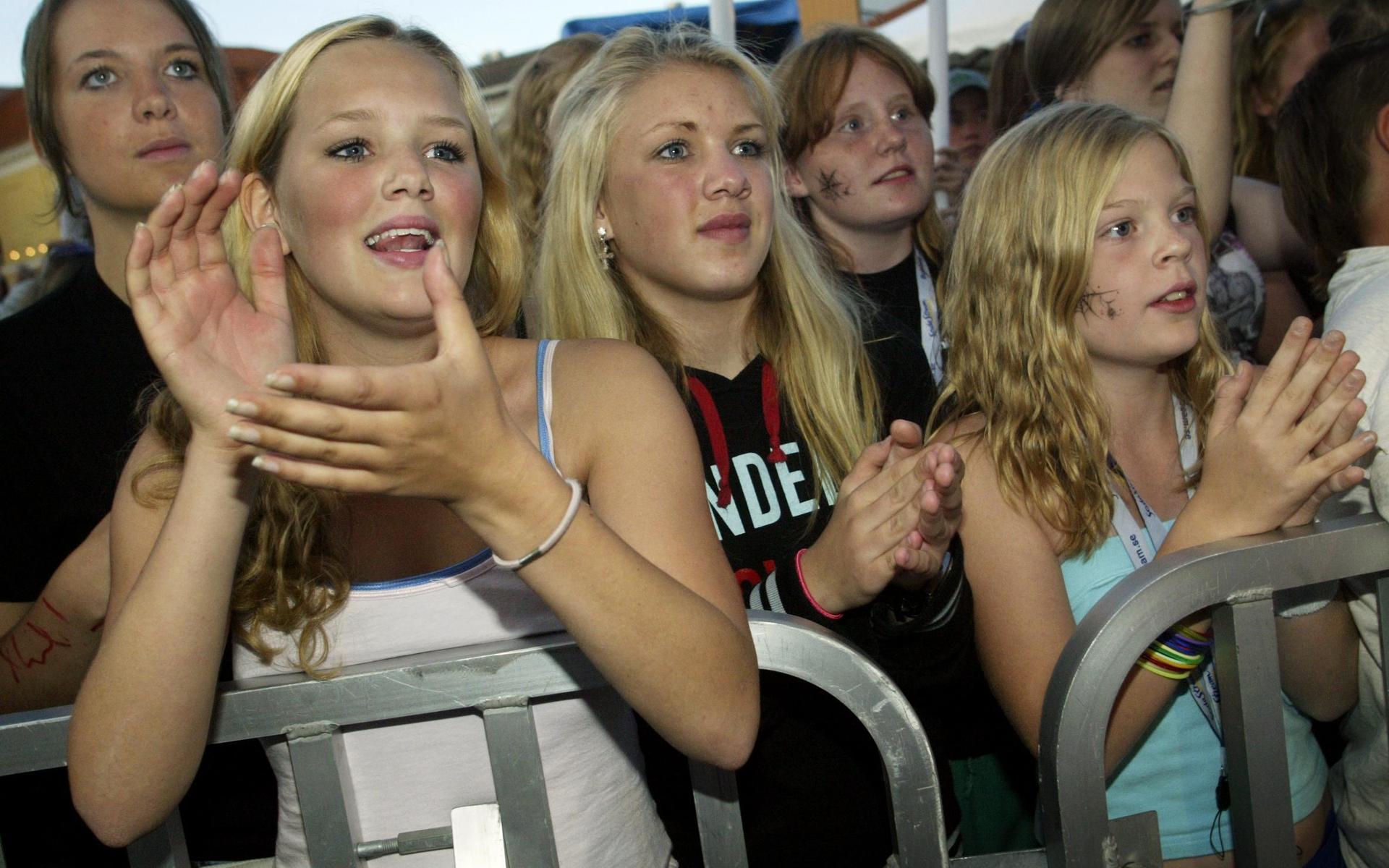 Många tjejer som slogs om Jimmy Jansons uppmärksamhet under Fjordfestivalen 2004