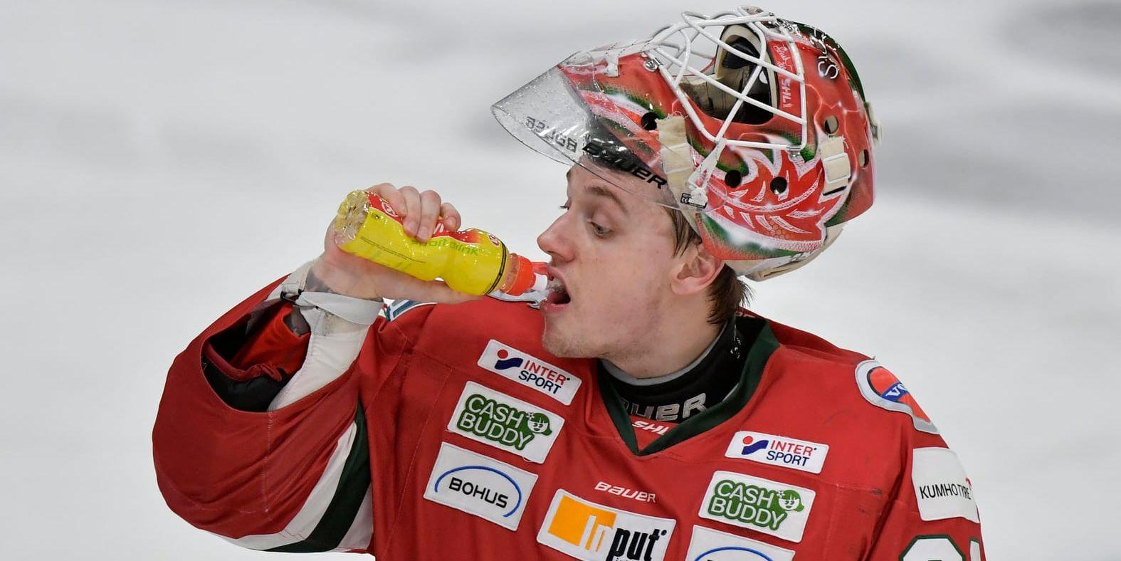 Frölundas målvakt Johan Mattsson tar lite välförtjänt vätska under segern med 3–0 mot Luleå på lördagen, då han för andra gången i denna semifinal höll nollan mot laget från Norrbotten.