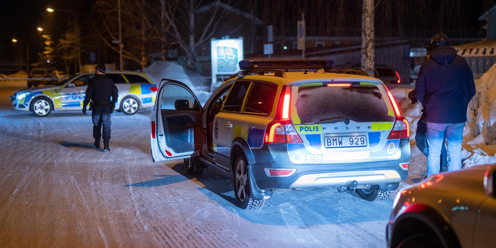 En man åtalas, misstänkt för mord och försök till mord, efter skottlossningen i Ersboda i Umeå i vintras. Arkivbild. 