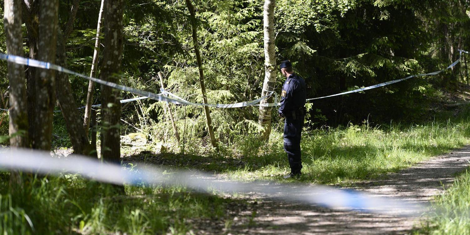Polisavspärrningar i det skogsområde där kvinnan hittades nedgrävd i maj 2016. Arkivbild.