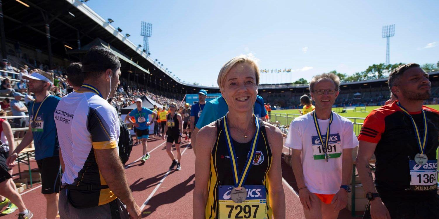 Carina Dandebo (7297), Trollhättans IF, sprang Stockholm Marathon för åttonde gången, och fick ett tufft lopp sedan hon drabbats av kramp i både ben och fötter.