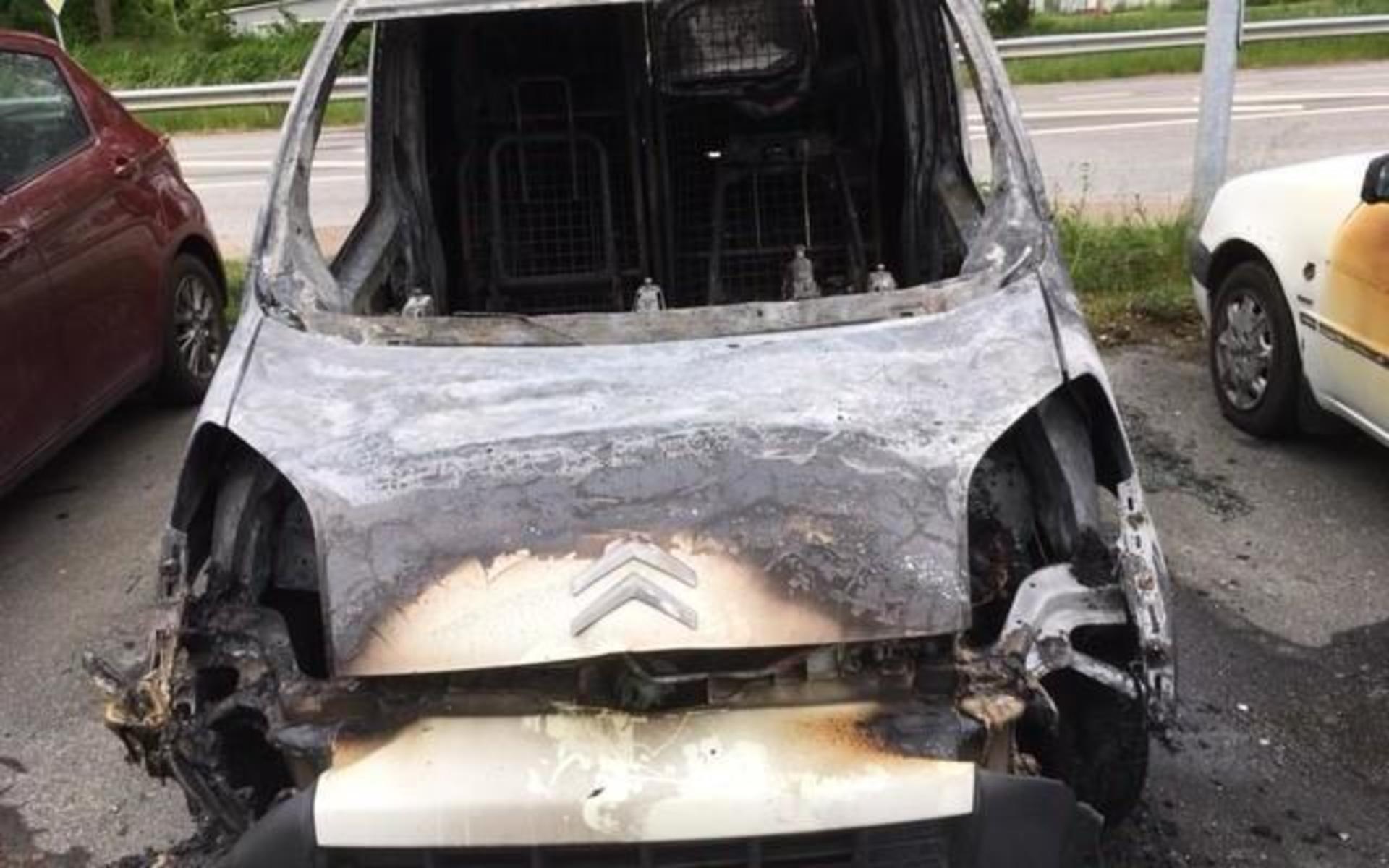 En bil fick omfattande skador vid branden, och ytterligare tre fick mindre brännskador.