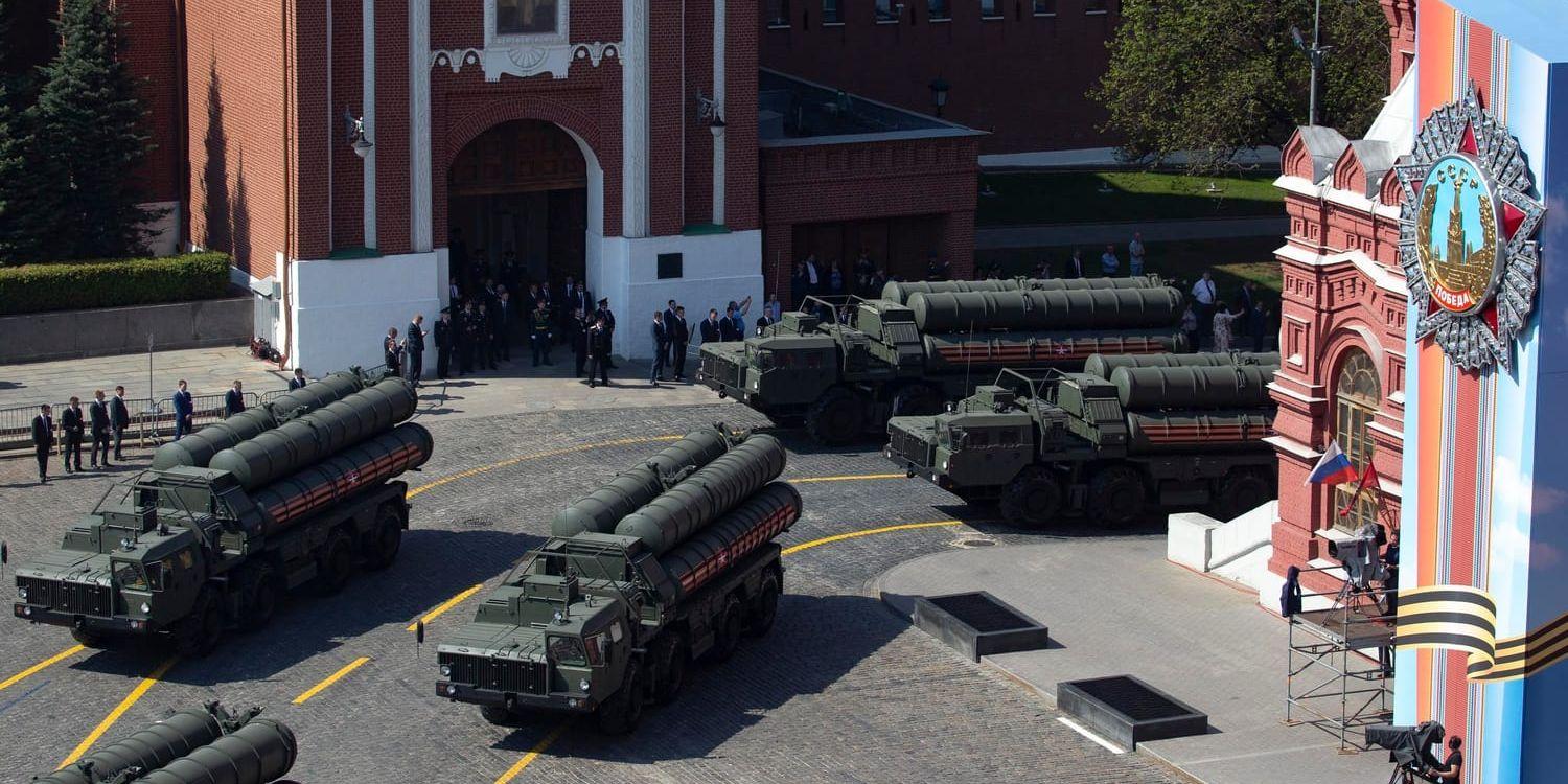 Enheter ur det ryska luftvärnssystemet S-400 under en parad i Moskva i maj i år.