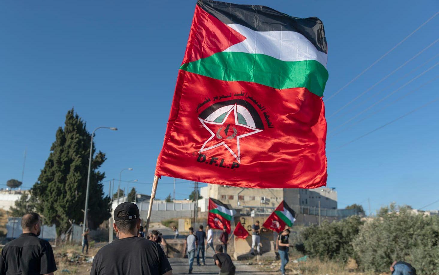 Den palestinska flaggan tillsammans med DFLP:s flagga. Arkivbild.