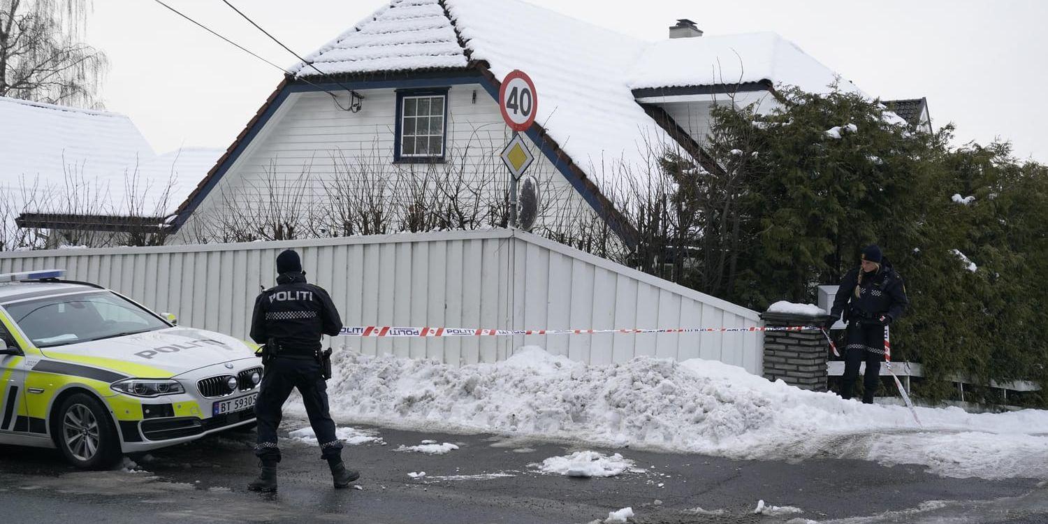 Poliser vid Tor Mikkel Waras hem utanför Oslo på torsdagen.