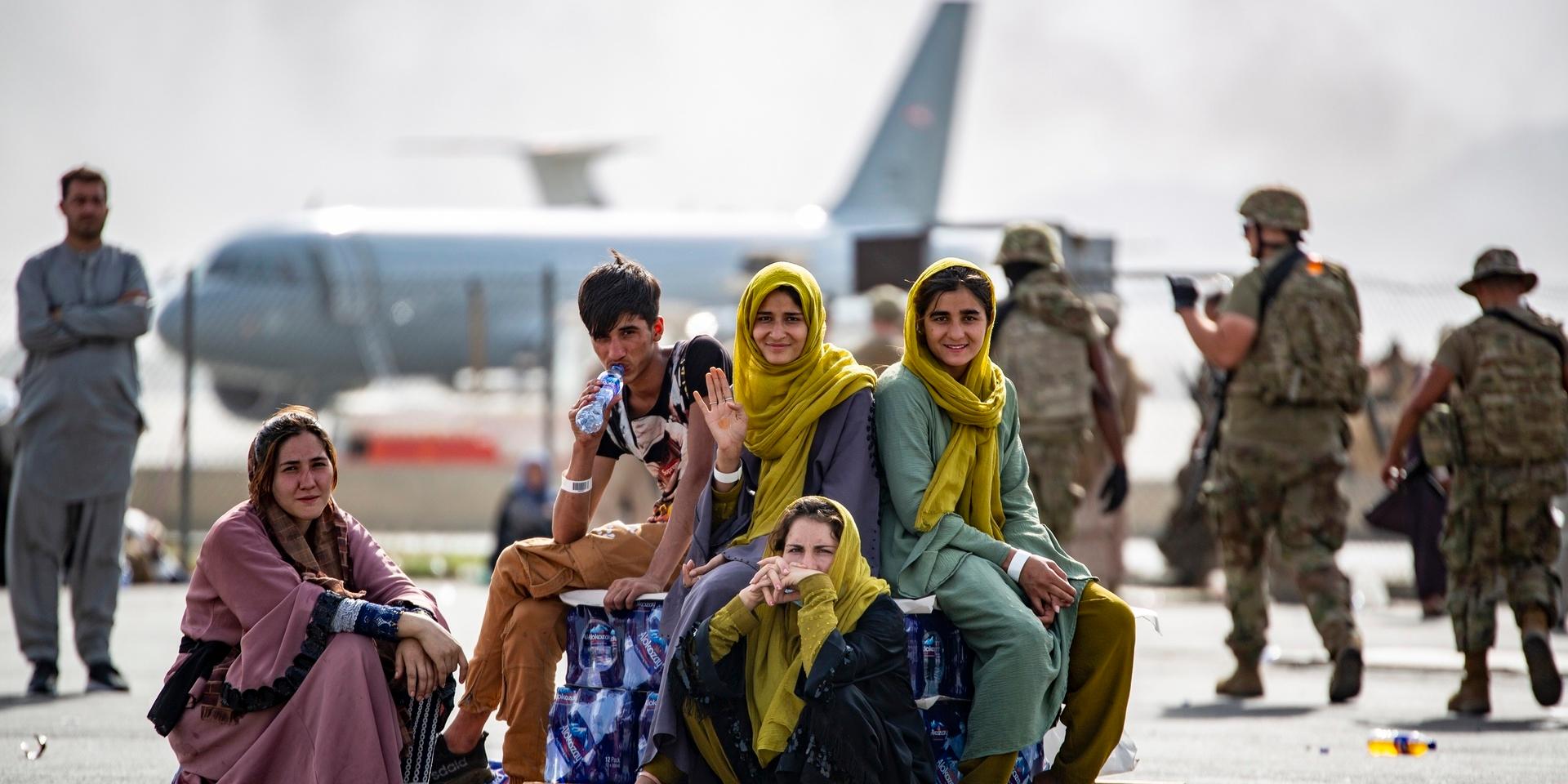 Evakuerade barn väntar på att flygas ut ur det talibankontrollerade Afghanistans huvudstad Kabul.
