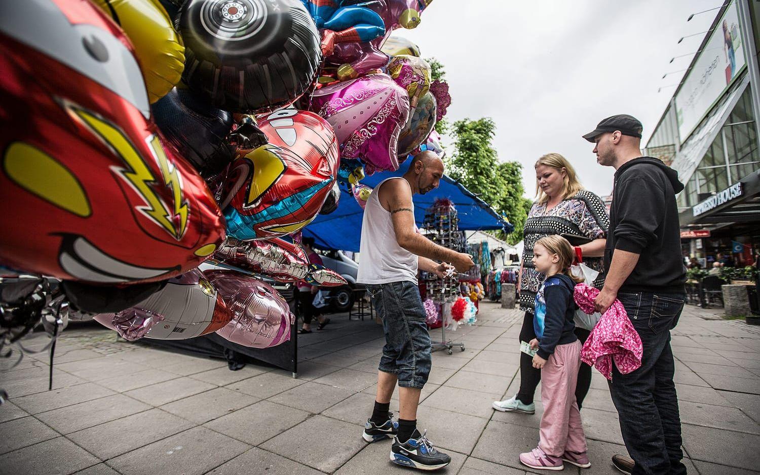 Lova Frimodig blir överlycklig över sin rosa enhörningsballong. Här med sina föräldrar Anna Frimodig och Jörgen Lööf. Bild: Andreas Olsson