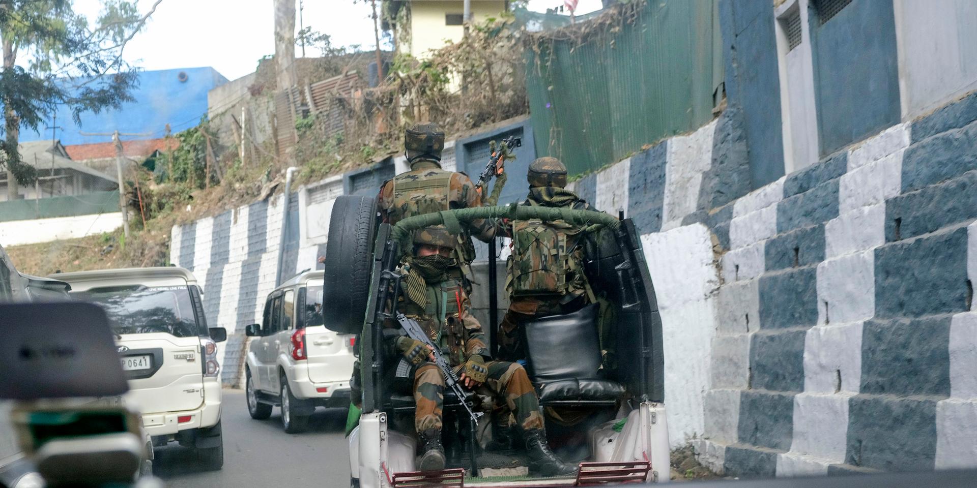 Indiska soldater på färd genom Kohima, huvudstad i delstaten Nagaland, på söndagen.