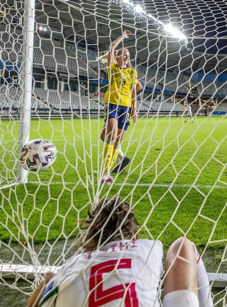 Sveriges Amanda Ilestedt jublar efter 7-0 målet under EM-kvalet mot Ungern.