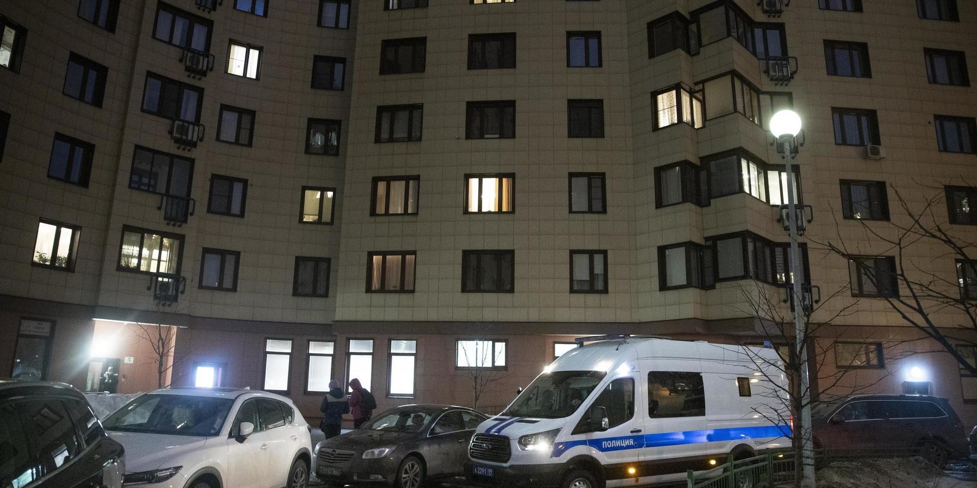 En polisbuss utanför den ryske regimkritikern Aleksej Navalnyjs hem i Moskva.