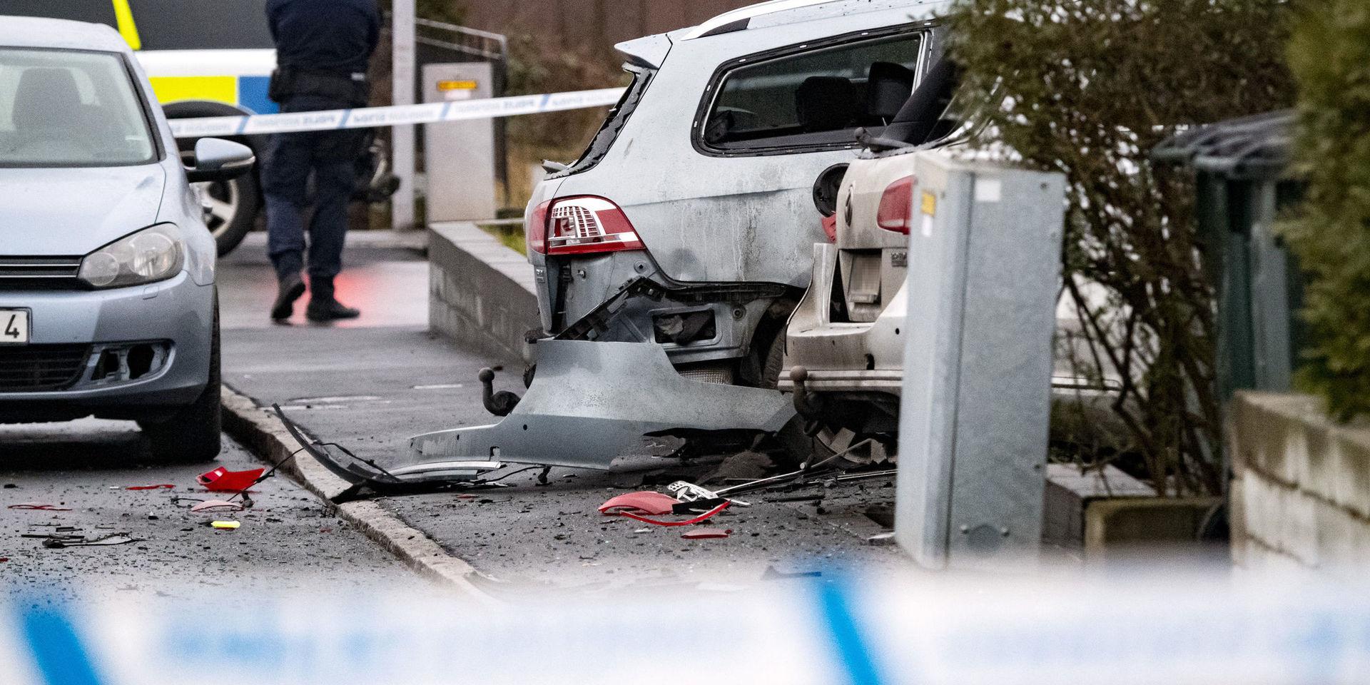 Skador på flera fordon efter en explosion i ett bostadsområde utanför Helsingborg.