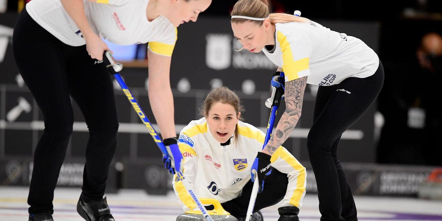 Anna Hasselborg (flankerad av Agnes Knochenhauer och Sofia Mabergs) tycker Jönköpings World Cup-tävling i januari var en succé. Nu jagar det svenska curlinglaget en finalseger i Peking. Arkivbild.
