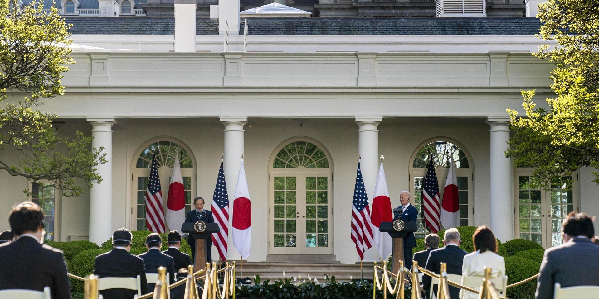 Japans premiärminister Yoshihide Suga och USA:s president Joe Biden håller presskonferens.