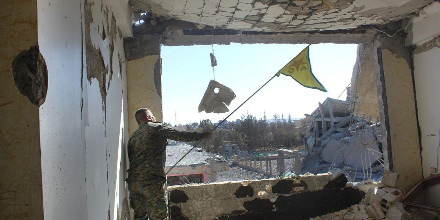 En kurdisk YPG-flagga vajar i al-Raqqa – staden som inte längre kontrolleras av terrorstämplade IS.
