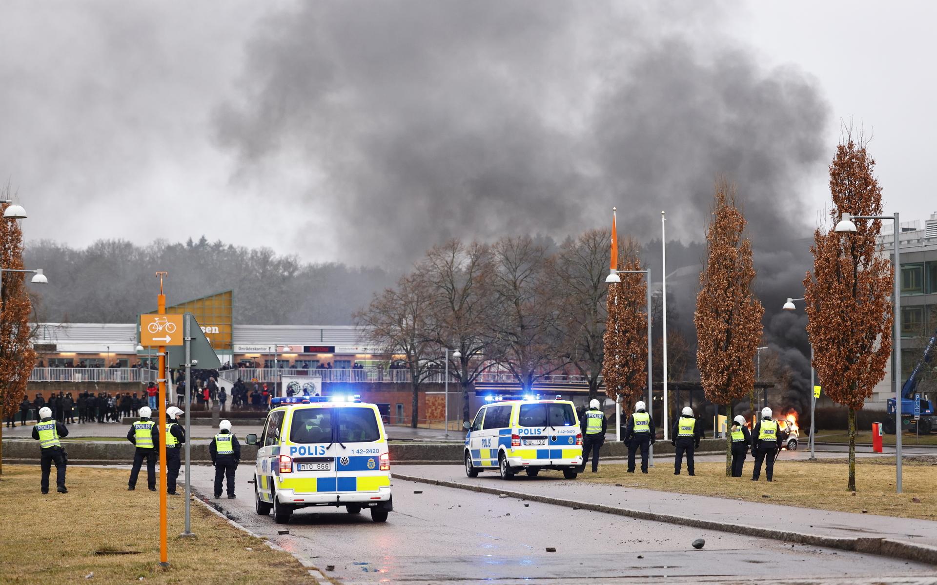 Stenkastning mot polisen i samband med bråk i Navestad  i Norrköping på torsdagskvällen. Oroligheterna utlöstes av att högerextremisten Rasmus Paludan har fått tillstånd att hålla en allmän sammankomst. 
