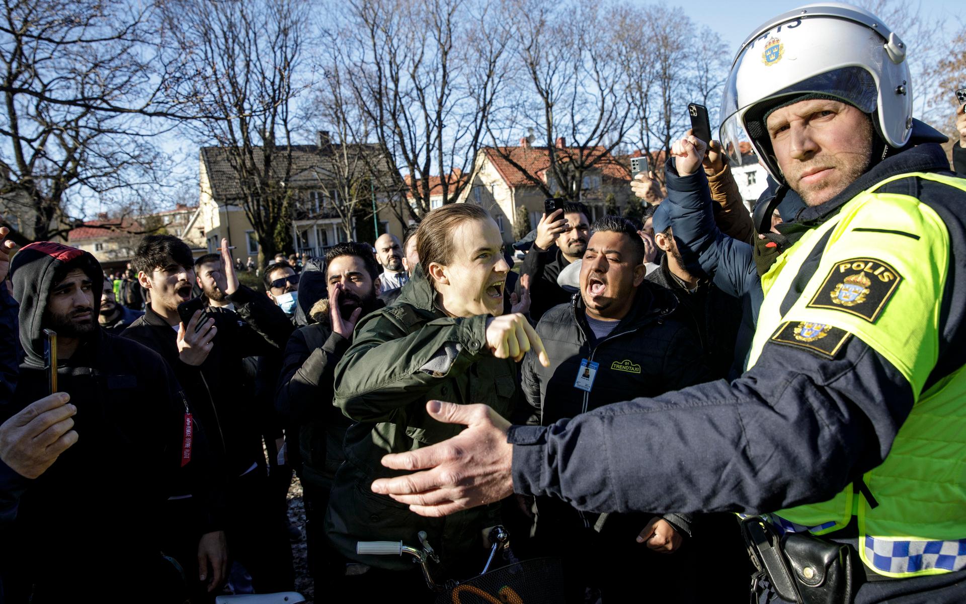 Motdemonstranter konfronterar polisen vid Sveaparken i Örebro, där Rasmus Paludan, partiledare för det danska högerextrema partiet Stram kurs, har fått tillstånd för en sammankomst på långfredagen. 