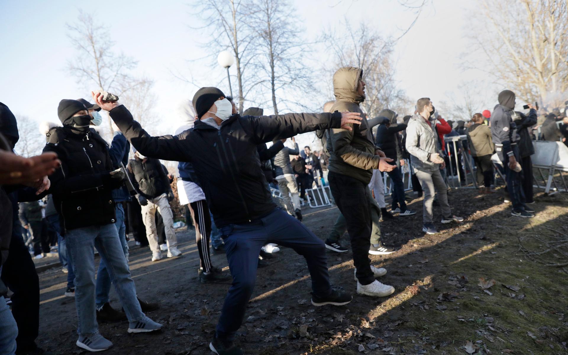 Motdemonstranter kastar sten i Sveaparken i Örebro, där Rasmus Paludan, partiledare för det danska högerextrema partiet Stram kurs, har fått tillstånd för en sammankomst på långfredagen. 