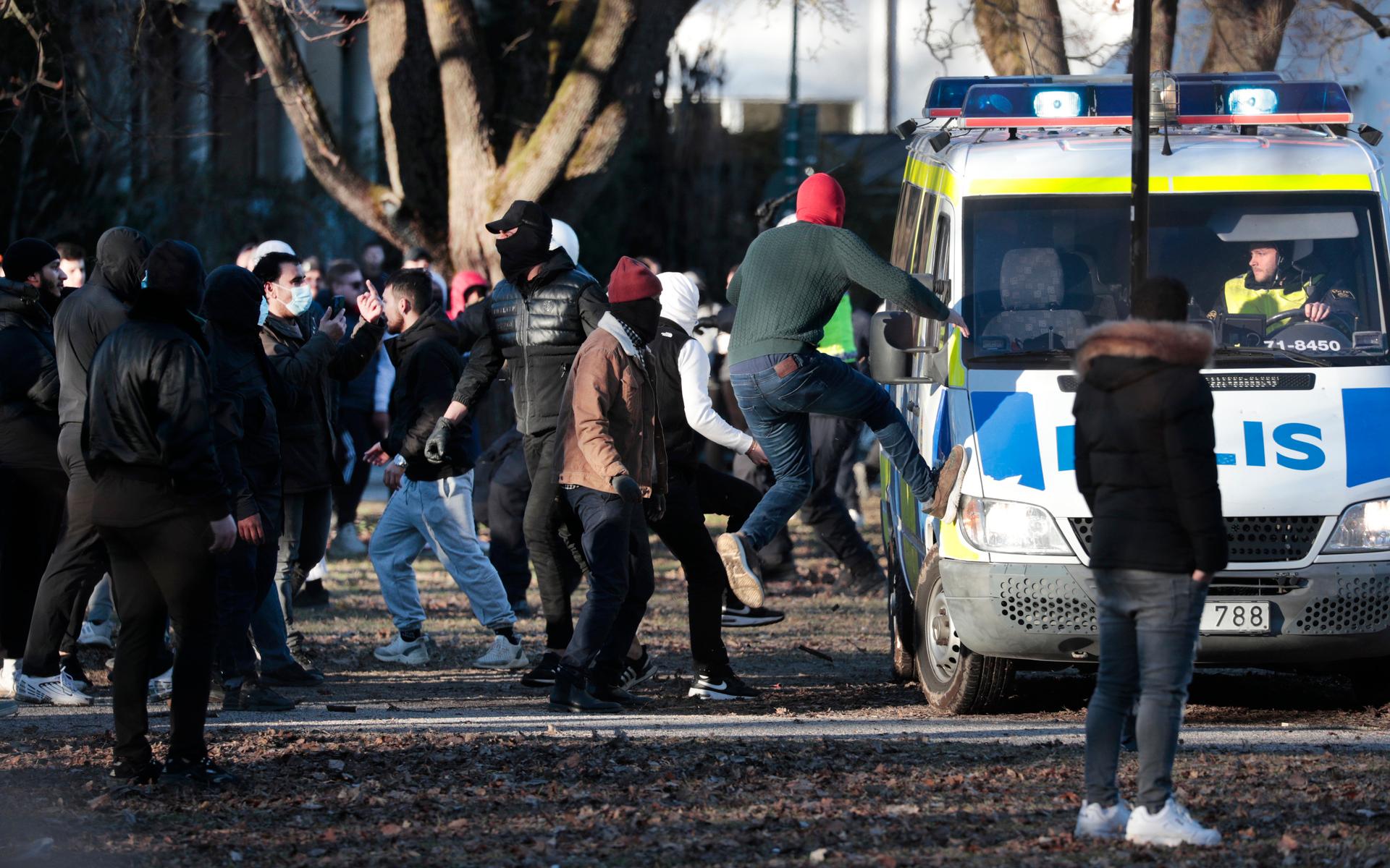 Motdemonstranter i konfrontation med polisen i Sveaparken i Örebro, där Rasmus Paludan, partiledare för det danska högerextrema partiet Stram kurs, har fått tillstånd för en sammankomst på långfredagen. 