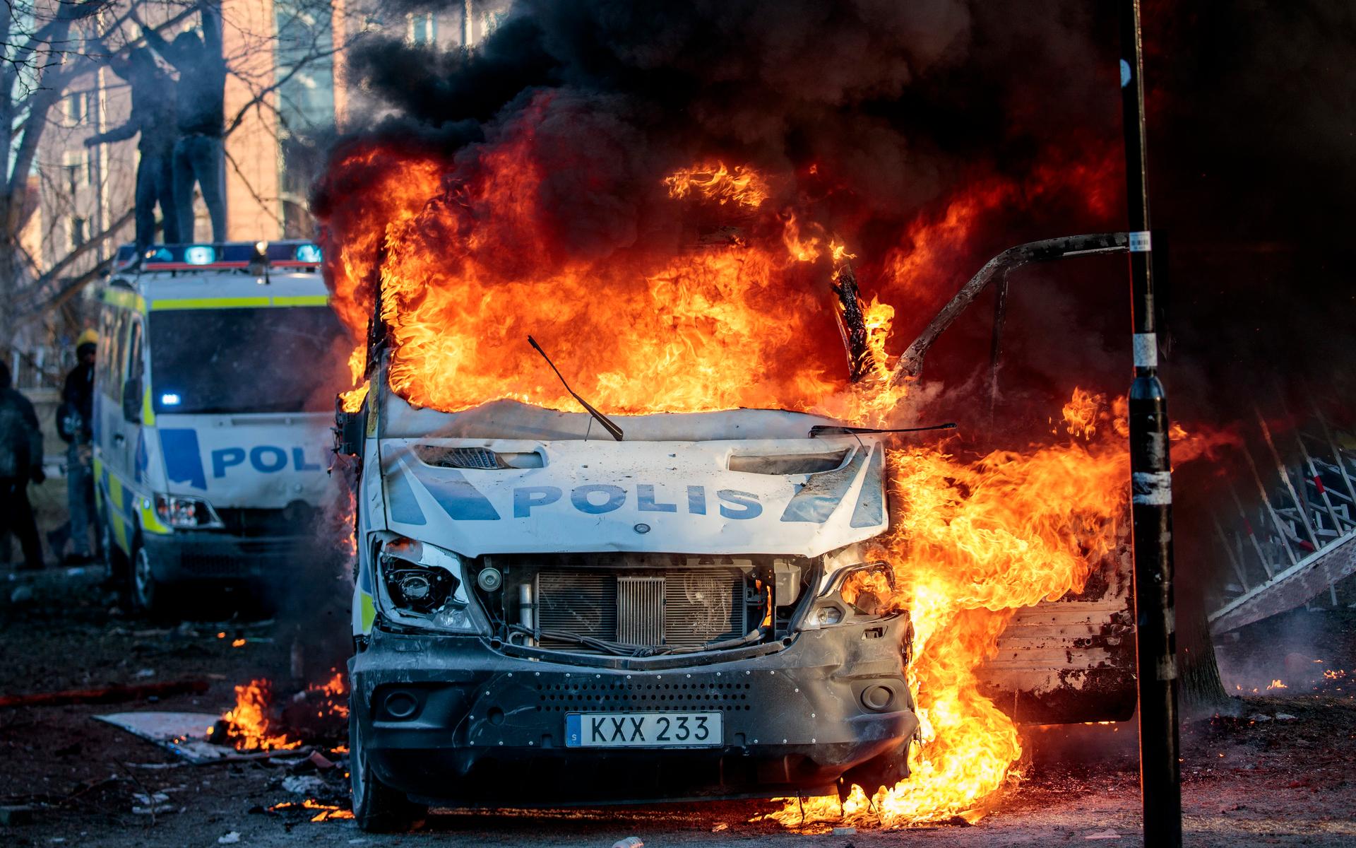 Polisbussar har satts i brand och vandaliseras av motdemonstranter vid Sveaparken i Örebro, där Rasmus Paludan, partiledare för det danska högerextrema partiet Stram kurs, har fått tillstånd för en sammankomst på långfredagen. 