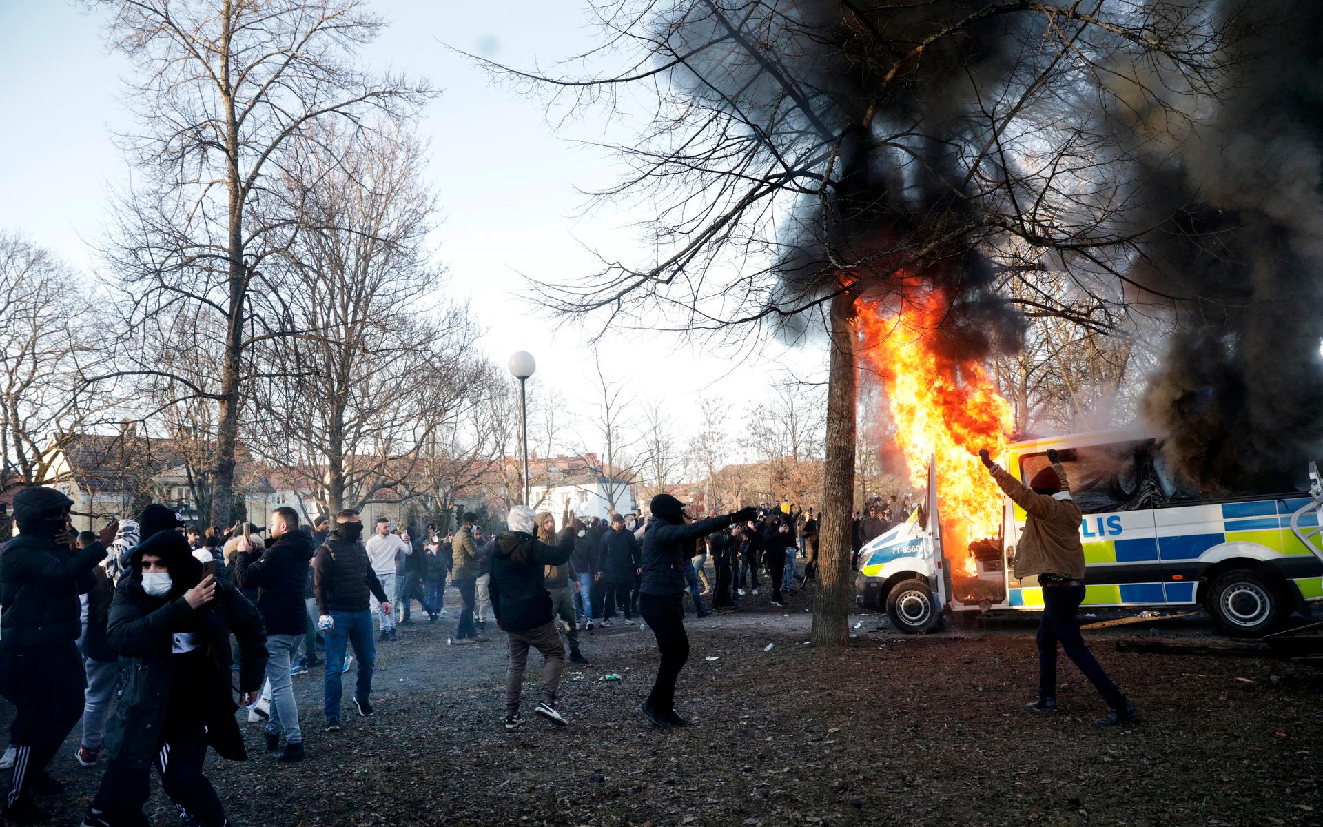 Motdemonstranter har satt eld på en polisbuss i Sveaparken i Örebro, där Rasmus Paludan, partiledare för det danska högerextrema partiet Stram kurs, har fått tillstånd för en sammankomst på långfredagen. Foto: Kicki Nilsson / TT / kod 11380