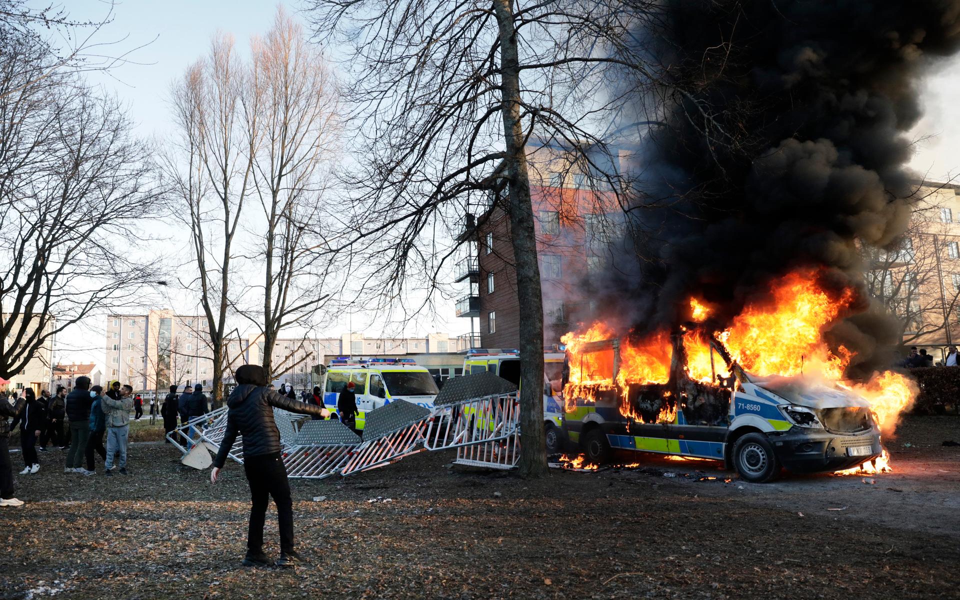 Motdemonstranter har satt eld på en polisbuss i Sveaparken i Örebro, där Rasmus Paludan, partiledare för det danska högerextrema partiet Stram kurs, har fått tillstånd för en sammankomst på långfredagen. 