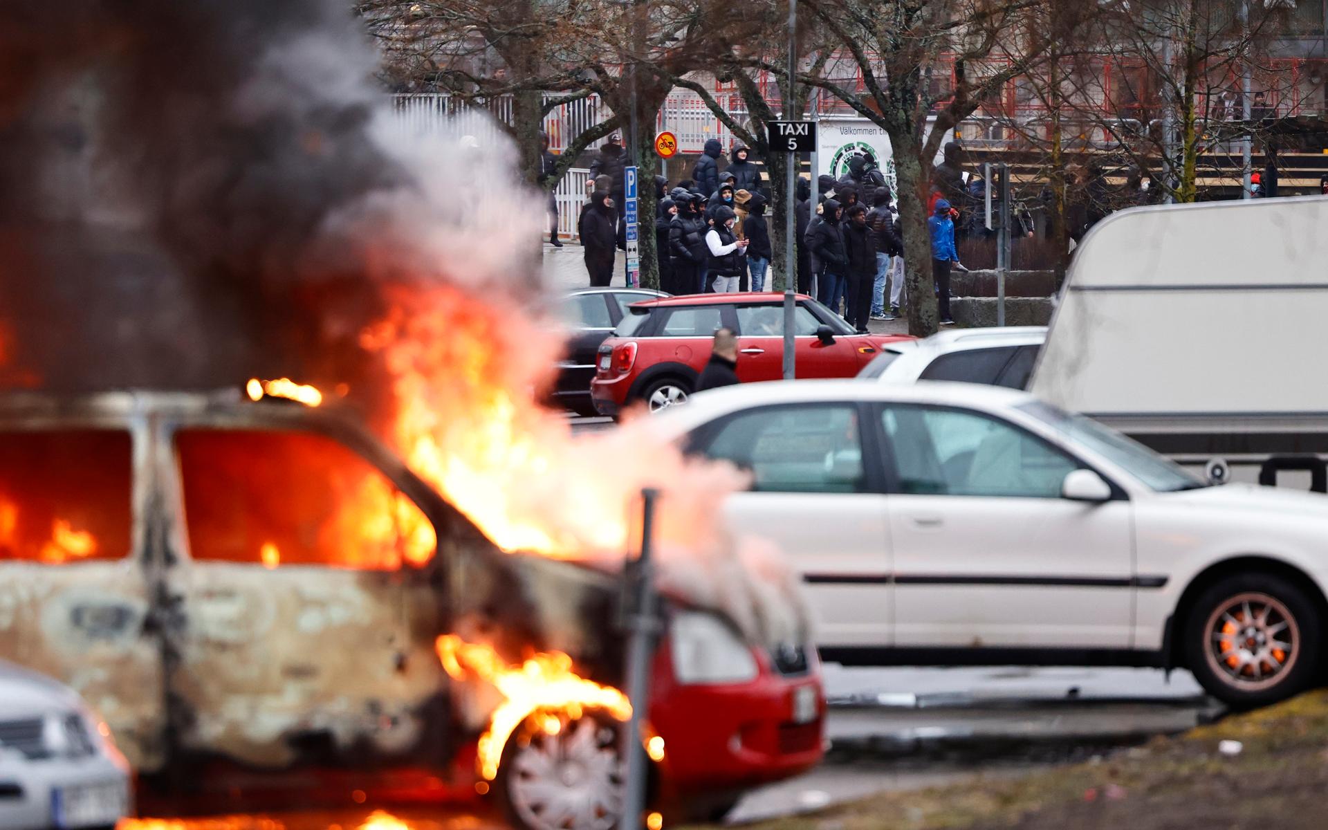 Bilar brinner på en parkering i Navestad i Norrköping på torsdagskvällen. Oroligheterna utlöstes av att högerextremisten Rasmus Paludan har fått tillstånd att hålla en allmän sammankomst. 