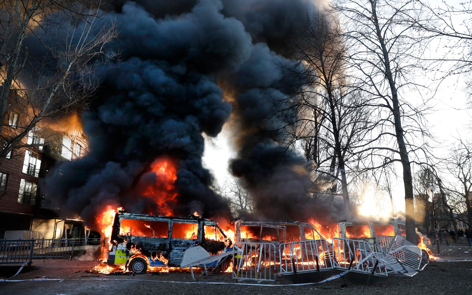 Motdemonstranter har satt eld på tre polisbussar i Sveaparken i Örebro, där Rasmus Paludan, partiledare för det danska högerextrema partiet Stram kurs, har fått tillstånd för en sammankomst på långfredagen. 