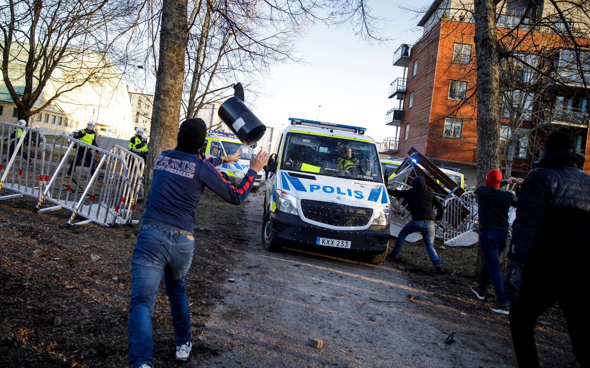 Motdemonstranter kastar saker mot en polisbuss vid Sveaparken i Örebro, där Rasmus Paludan, partiledare för det danska högerextrema partiet Stram kurs, har fått tillstånd för en sammankomst på långfredagen. 