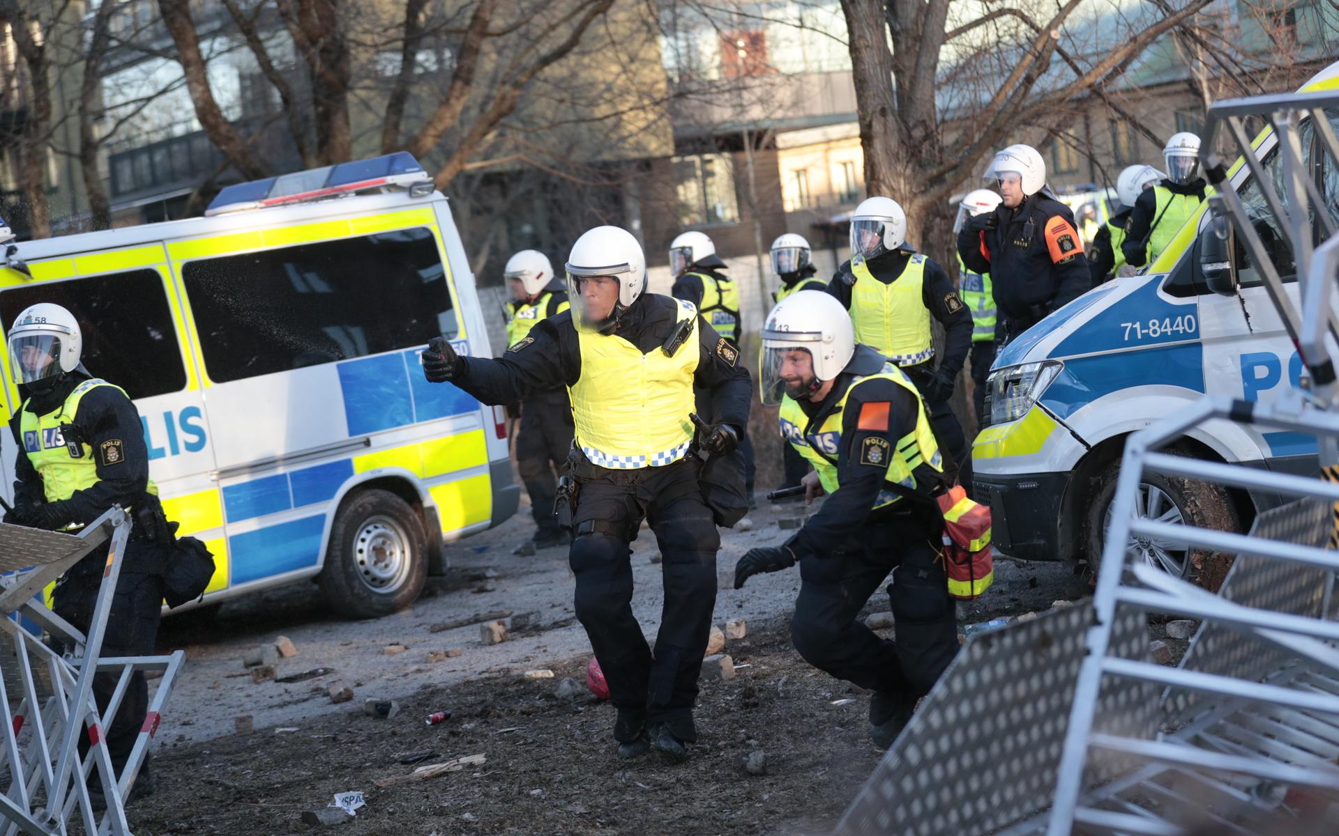 Polisen motar bort motdemonstranter som kastar sten i Sveaparken i Örebro, där Rasmus Paludan, partiledare för det danska högerextrema partiet Stram kurs, har fått tillstånd för en sammankomst på långfredagen. 