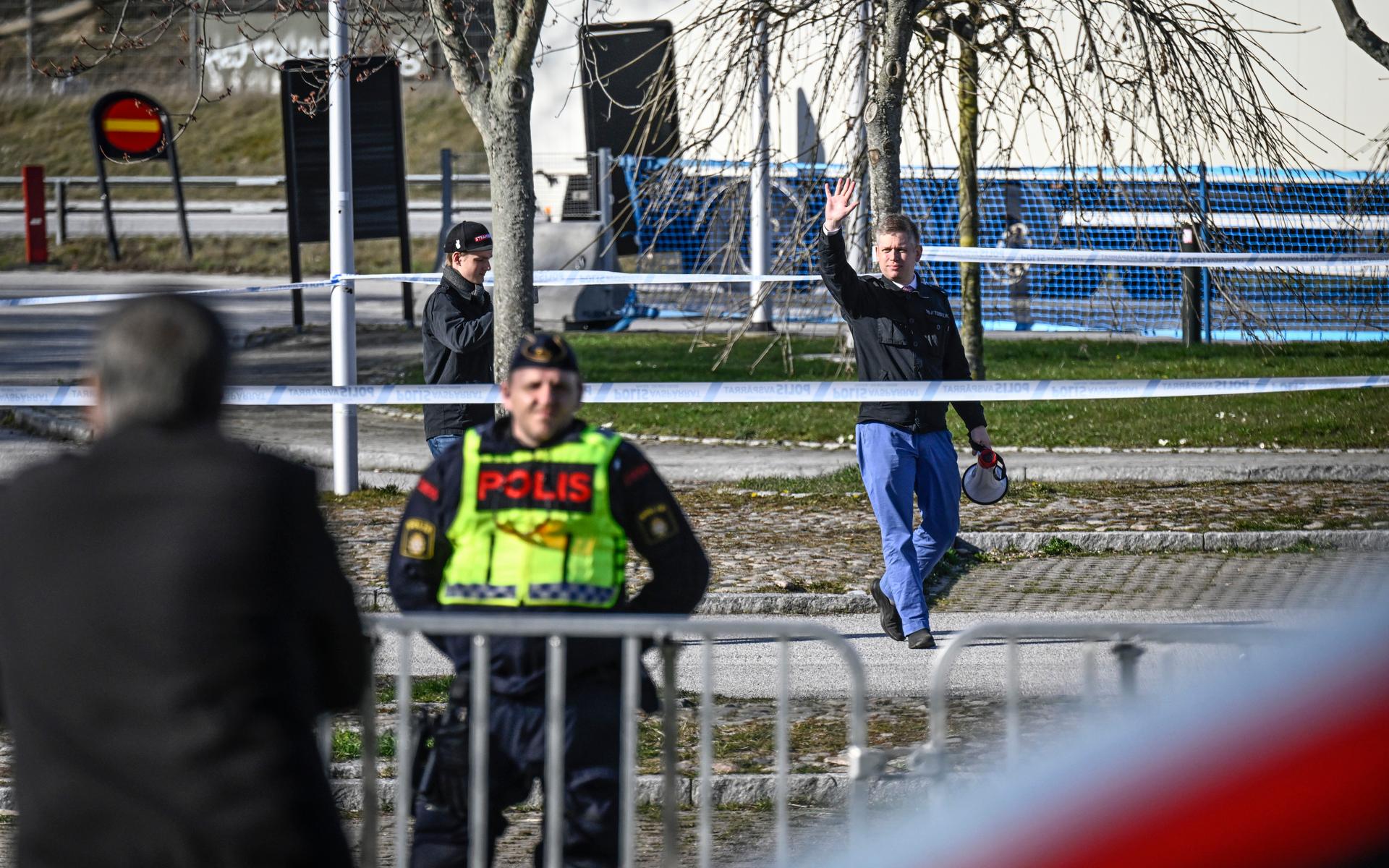 Rasmus Paludan, partiledare för det danska högerextrema partiet Stram kurs, under en manifestation på Skånegården i Malmö. Paludan hade fått tillstånd för en sammankomst i Landskrona, men polisen flyttade under lördagen sammankomsten.