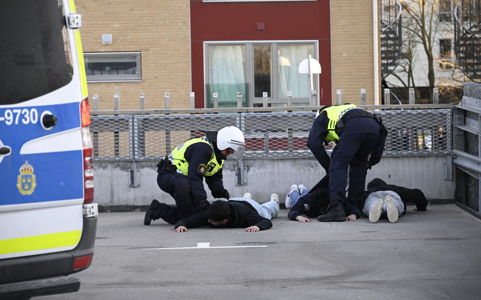 Polisen griper motdemonstranter vid Skånegården i Malmö där Rasmus Paludan, partiledare för det danska högerextrema partiet Stram kurs, höll en manifestation. Paludan hade fått tillstånd för en sammankomst i Landskrona, men polisen flyttade under lördagen sammankomsten.