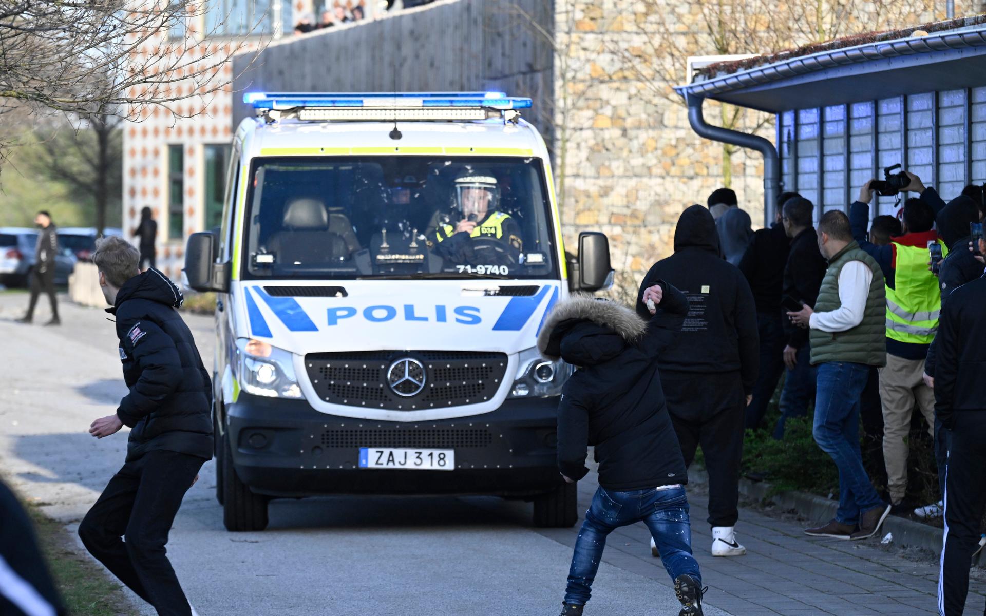 Motdemonstranter kastar sten mot en polisbuss vid Skånegården i Malmö där Rasmus Paludan, partiledare för det danska högerextrema partiet Stram kurs, höll en manifestation. Paludan hade fått tillstånd för en sammankomst i Landskrona, men polisen flyttade under lördagen sammankomsten.