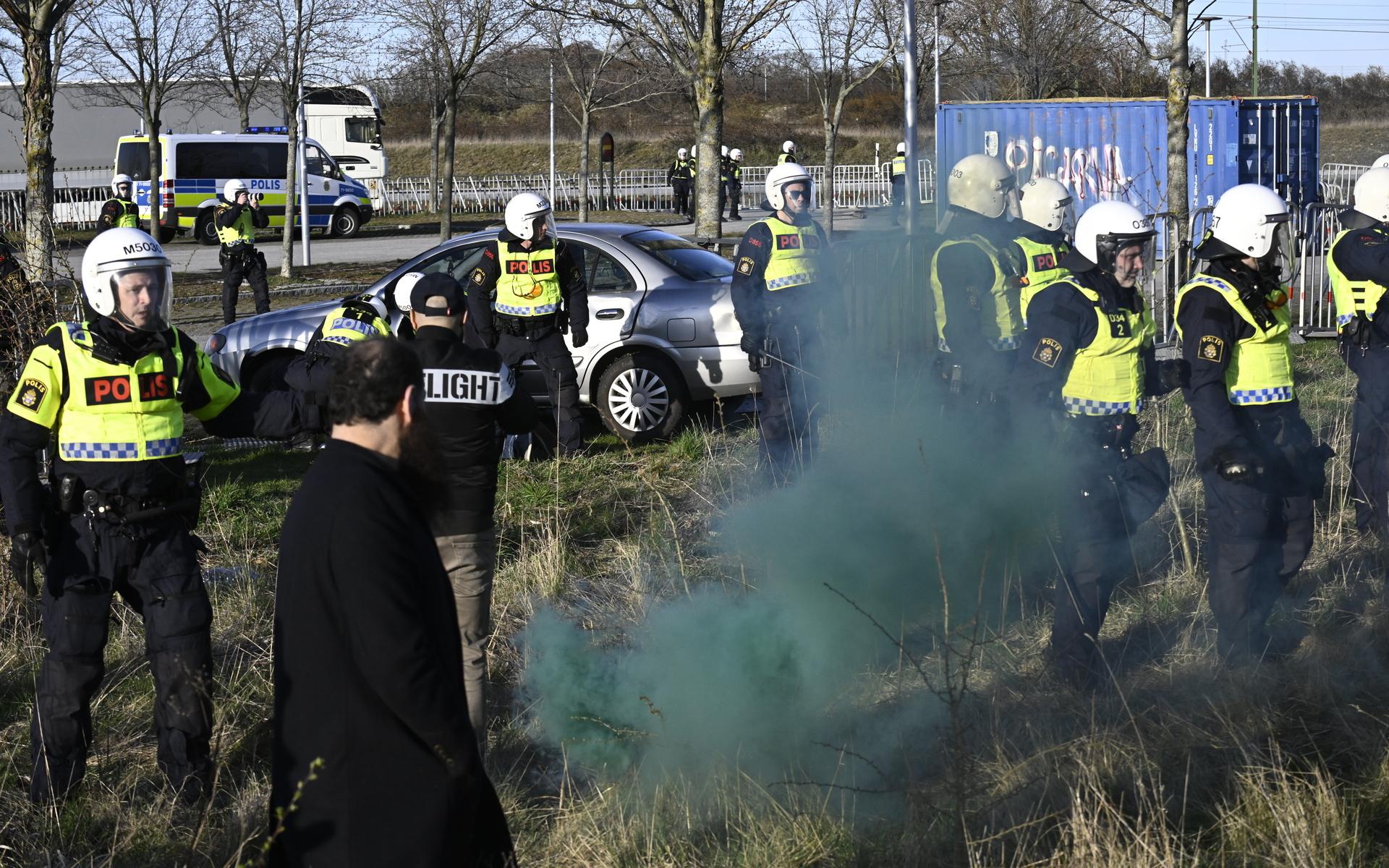 Polis griper en person som kört in en bil i avspärrningarna vid Skånegården i Malmö där Rasmus Paludan, partiledare för det danska högerextrema partiet Stram kurs, höll en manifestation. Paludan hade fått tillstånd för en sammankomst i Landskrona, men polisen flyttade under lördagen sammankomsten.