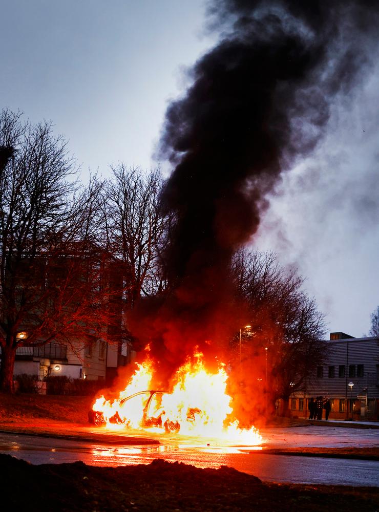 En bil brinner för fullt på en parkering i samband med upplopp i Navestad  i Norrköping på torsdagskvällen. Oroligheterna utlöstes av att högerextremisten Rasmus Paludan har fått tillstånd att hålla en allmän sammankomst. 